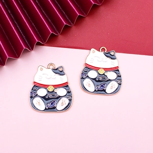 Vista dettagliata dei ciondoli smaltati gatto portafortuna Maneki-neko per gioielli fai da te