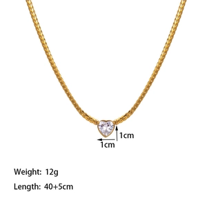 Details einer 12g goldenen Schlangenkette mit einem 1cm weißen Zirkonia-Herzanhänger