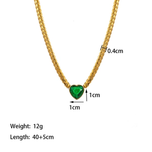 Detail der 40cm Goldkette mit herzförmigem grünem Edelsteinanhänger und Größenangaben