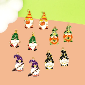 Vue détaillée de breloques de gnomes festifs en émail pour la création de bijoux DIY.