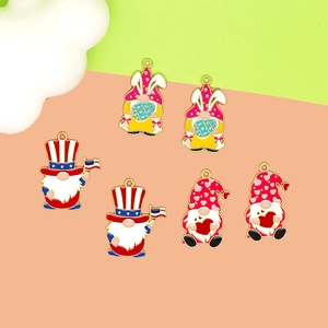Gros plan de breloques en alliage de nains de dessin animé pour bijoux et artisanat