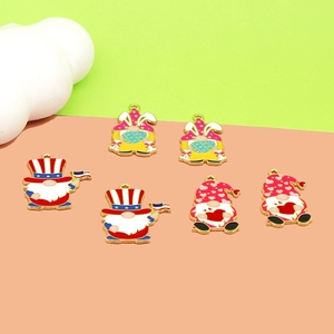 Vue détaillée de breloques nains en émail coloré pour la création de bijoux DIY