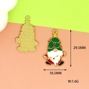 Vue détaillée du pendentif gnome de Noël en alliage avec une mesure de 29,5 mm