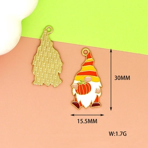 Vue détaillée d'un pendentif gnome en émail coloré avec hauteur 30mm et largeur 15.5mm
