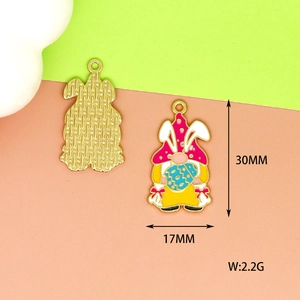 Vue détaillée du pendentif gnome en émail avec oreilles de lapin et motif d'œuf de Pâques