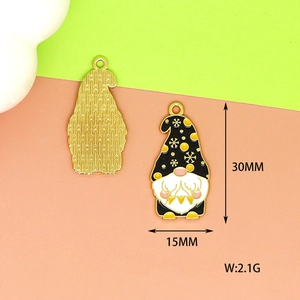 Vue détaillée d'un pendentif gnome de Noël en alliage montrant 30 mm de haut et 15 mm de large.