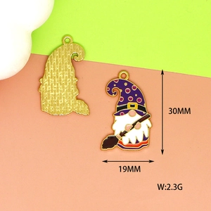 Vue détaillée d'une breloque gnome en émail, taille 30x19mm et poids 2,3g