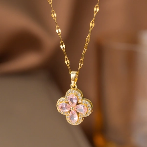 Collier avec pendentif cœur en cristal rose plaqué or 18 carats et chaîne brillante