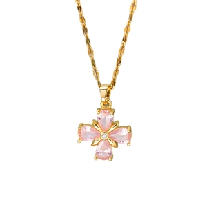 Collier mode plaqué or 18k avec pendentif trèfle rose en forme de cœur sur fond blanc
