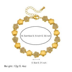 Gouden bloemenarmband met matte bloembladen en kristallen inclusief de afmetingen