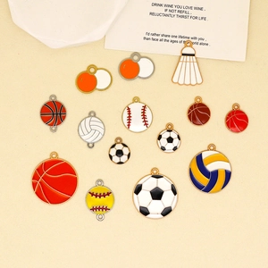 Vue détaillée de charms en émail en forme de ballons de sport pour bijoux créatifs.