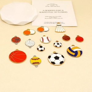 Assortiment détaillé de mini breloques sportives émaillées pour la création de bijoux DIY