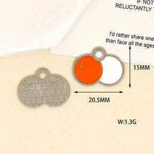 Détail d'un pendentif de sport en alliage émaillé DIY mesurant 20,5x15 mm pour la création