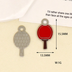Gros plan d'une breloque raquette de ping-pong émaillée rouge avec dimensions.