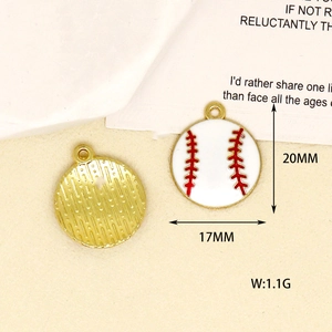 Détail macro du pendentif émaillé baseball montrant les dimensions de 17 mm et 20 mm