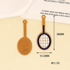 Vue détaillée du charm pendentif raquette de tennis en alliage DIY avec émail bleu