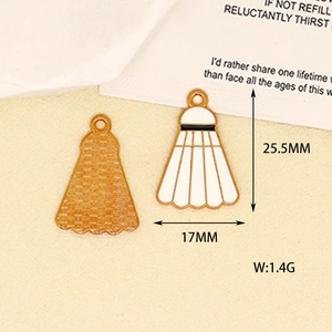 Gros plan de breloques volant de badminton en alliage avec dimensions 25,5 x 17 mm