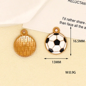 Vue détaillée du pendentif en émail ballon de football avec dimensions 16,5mm x 13mm