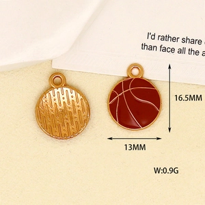 Vue macro détaillée d'un pendentif de basket-ball avec dimensions 16,5 mm et 13 mm