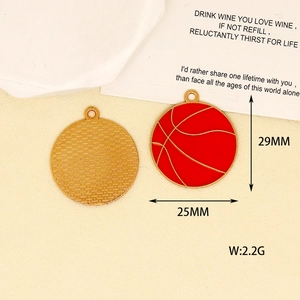 Vue détaillée de la breloque basket émaillée rouge, dimensions 25mm par 29mm