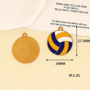 Vue détaillée du pendentif breloque de volley-ball en émail de 27,5 mm sur 24 mm