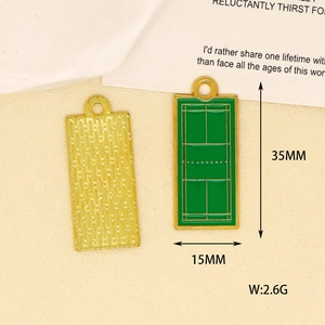 Vue détaillée d'un pendentif émaillé court de tennis avec dimensions 35mm par 15mm et poids