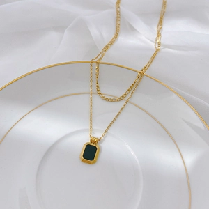 Collana a doppio strato in acciaio al titanio dorato con pendente rettangolare nero