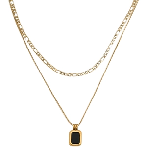 Collana a doppio strato in titanio dorato con catena Figaro e pendente nero rettangolare