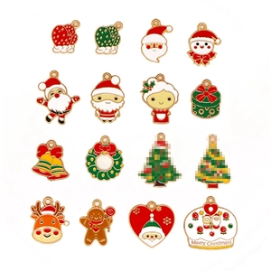 Set di ciondoli natalizi in smalto con Babbo Natale e renne per creazione gioielli DIY.