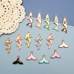 Primer plano de colgantes de sirena y cola de pez coloridos para joyería DIY