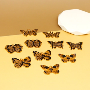 Detailweergave van gotische schedel vlinder bedeltjes met zwart emaille voor sieraden.