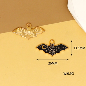 Gedetailleerde afmetingen van gotische vleermuis emaille bedeltjes voor DIY sieraden.