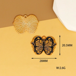 Macro detail van gotische schedel vlinder hanger met afmetingen van 28mm en 20,5mm