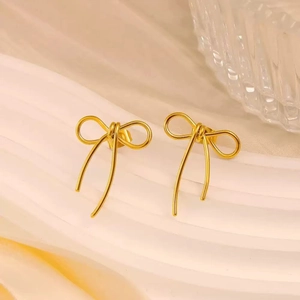 Boucles d'oreilles nœud minimalistes en acier inoxydable doré au design poli