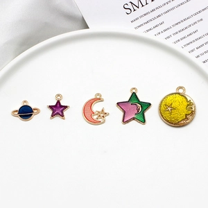 Buntes DIY-Anhänger-Set aus Legierung mit Sternen, Monden und Planeten in Goldoptik
