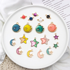 Vielfältige bunte Stern- und Mond-Anhänger aus Emaille für kreativen DIY-Schmuck.