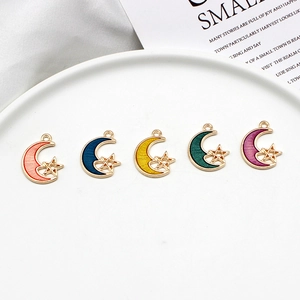 Nahaufnahme von fünf bunten Legierungs-Mond- und Sternanhängern für DIY-Schmuck