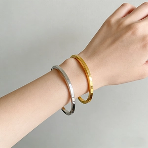 Bracelets joncs torsadés en acier titane avec finitions polies en or et en argent