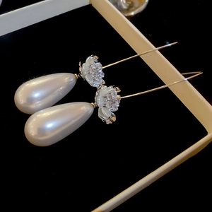 Vue macro détaillée d'élégantes boucles d'oreilles en perles avec nœuds en cristal brillants