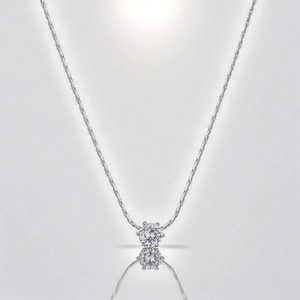 Minimalistische Halskette mit sechs-zackigem Zirkonia Anhänger in Silber mit Spiegelung