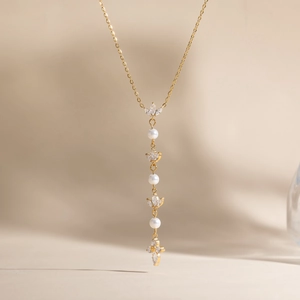Detailansicht der eleganten Goldkette mit Perlen und Marquise-Zirkon-Tropfenanhänger