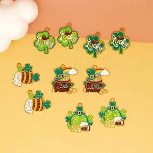 Detalle de dijes de esmalte verde para el Día de San Patricio con texto Lucky para bisutería DIY.