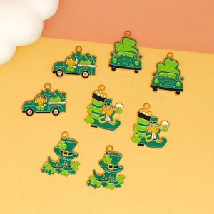 Detalle macro de dijes de esmalte de San Patricio con tréboles y botas verdes de la suerte