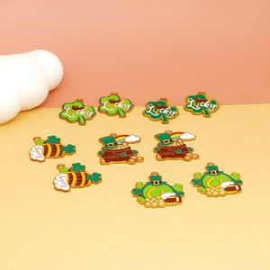 Detalle de dijes de esmalte de aleación con diseño de trébol y sombrero de San Patricio