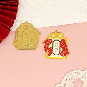 Ciondoli omamori cinesi in lega con smalto carpa koi e benedizioni incise
