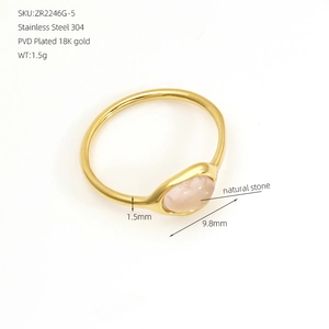 Vue détaillée d'une bague irrégulière plaquée or 18 carats avec une pierre rose naturelle