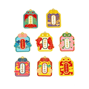 Set di 8 ciondoli omamori portafortuna cinesi in smalto colorato per portachiavi fai da te.