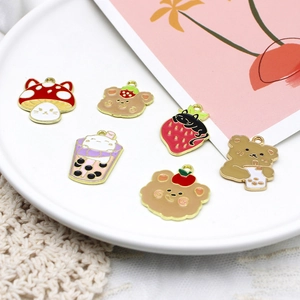 Gedetailleerd overzicht van schattige kat en beer emaille bedeltjes voor DIY sieraden op bord