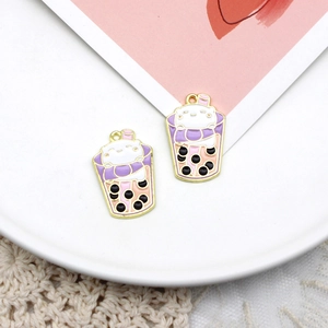 Gedetailleerd overzicht van twee schattige boba kattenbedeltjes voor het maken van sieraden