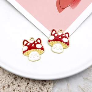 Detailopname van schattige emaille paddenstoel-kat bedeltjes voor DIY-sieraden accessoires.